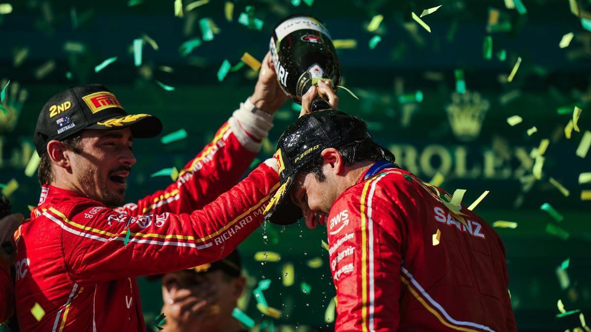 Sainz y Leclerc, los dos pilotos de Ferrari, en Melbourne.