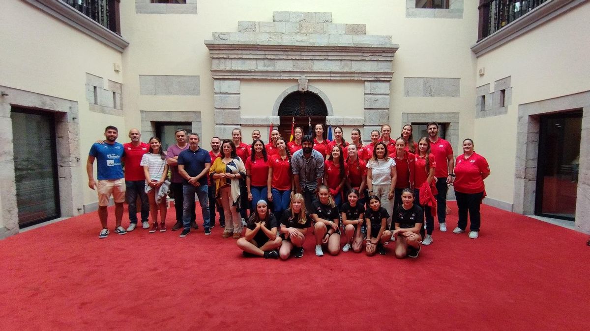 La recepción a la selección española femenina sub16 de voleibol en Llanes.