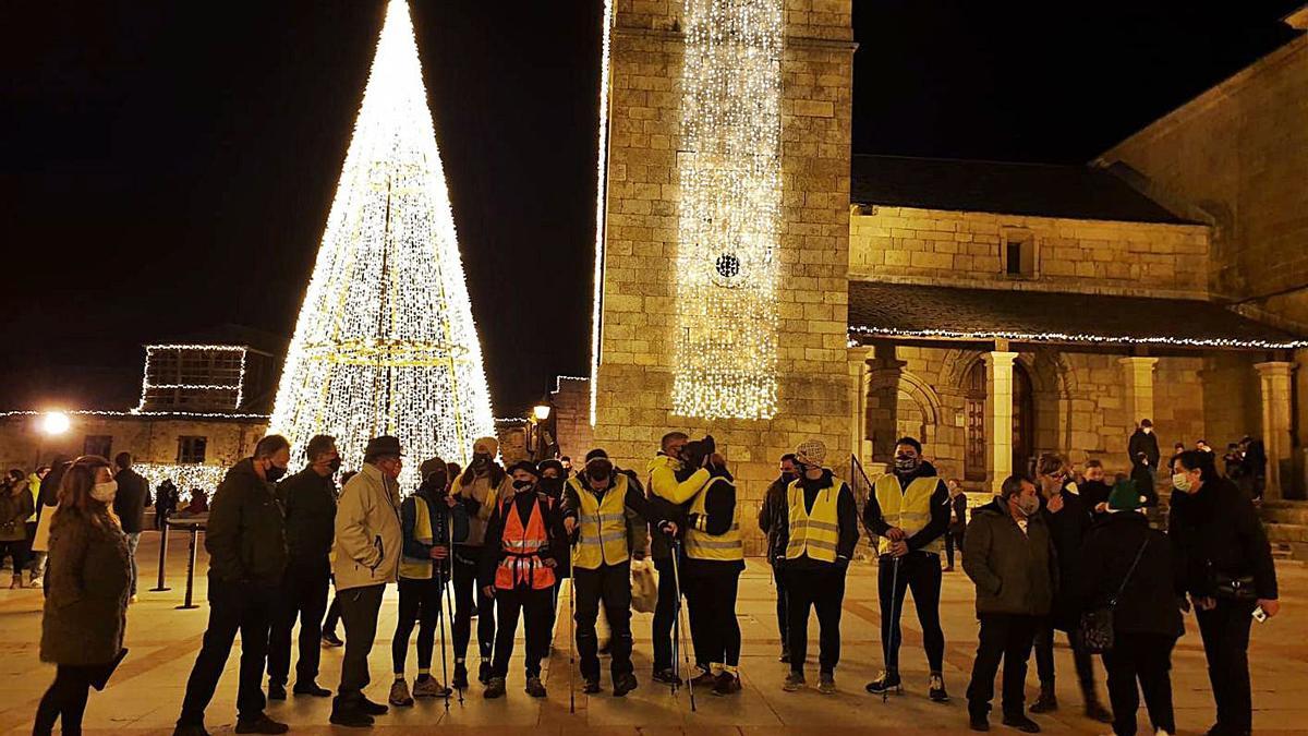 El Equipo de Rescate de la Hostelería en su llegada a la Plaza Mayor de Puebla de Sanabria. | Araceli Saavedra