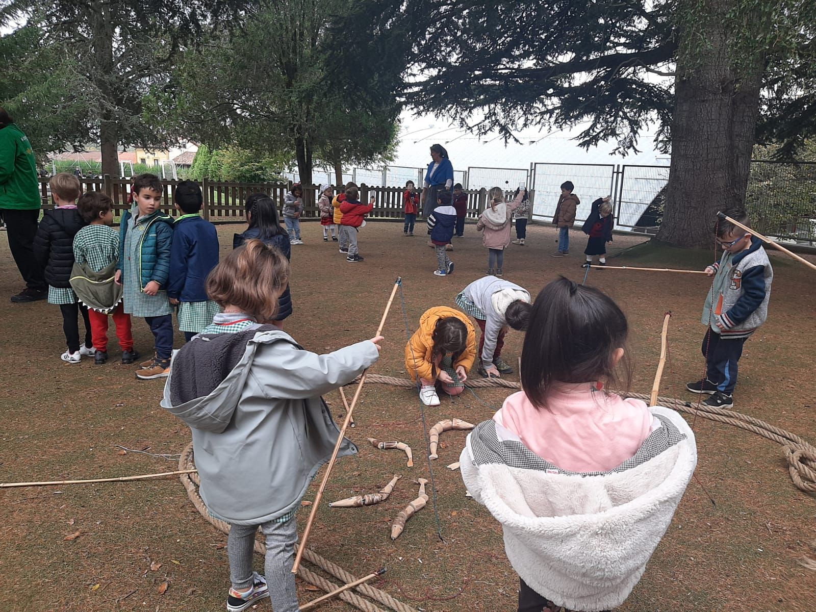 Los niños del Arregui celebran el magüestu con música y juegos tradicionales