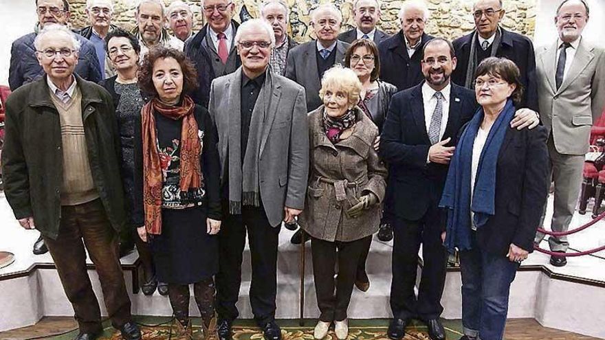 Víctor F. Freixanes (centro) junto a académicos de la RAG el día de su elección. | víctor echave