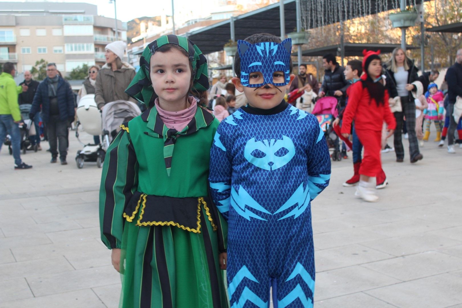 El Día de Peñas y el desfile infantil de disfraces de las fiestas de Benicàssim, en imágenes