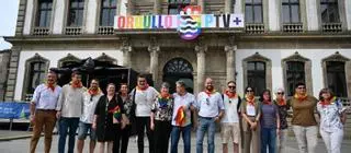 Orgullo PTV 2025 despliega su pancarta en la Casa Consistorial