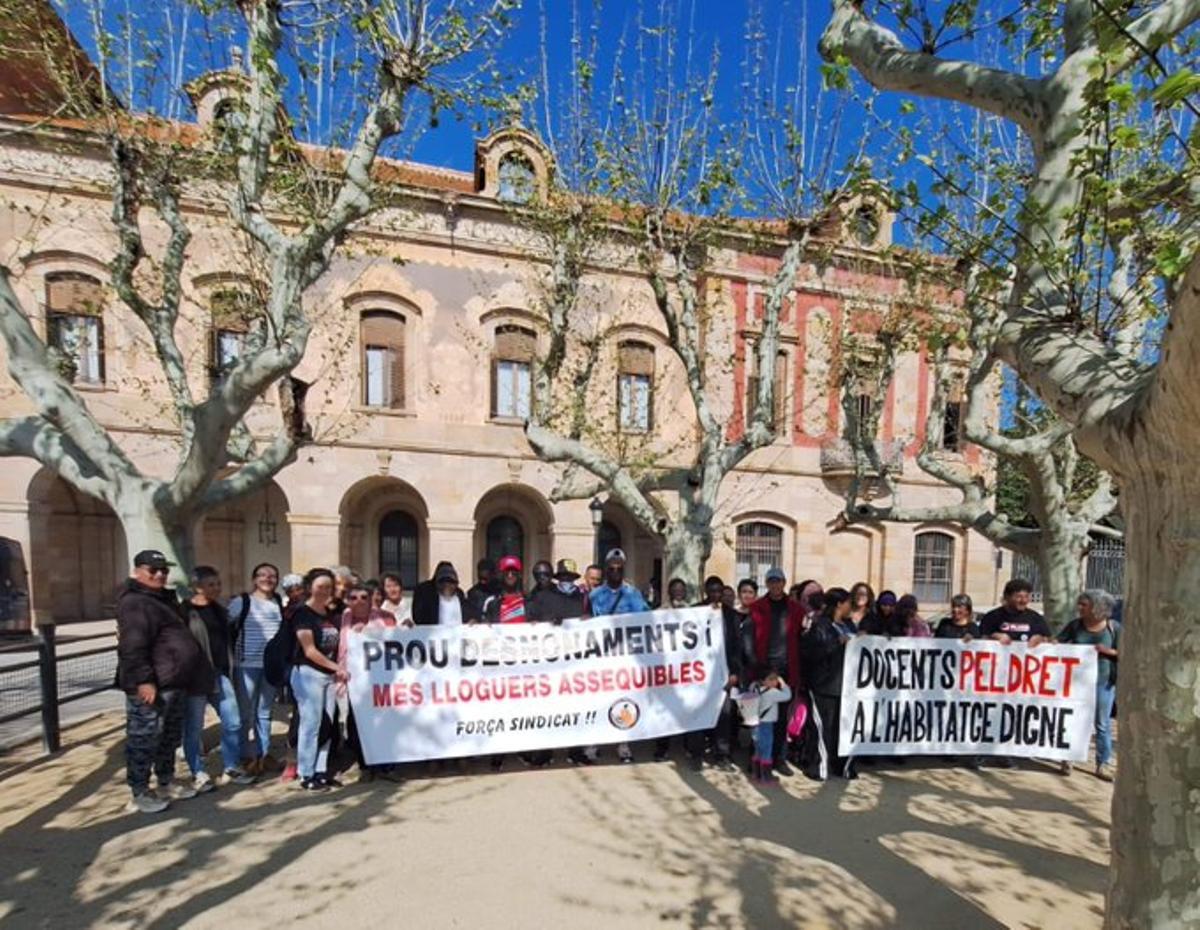 Una imatge d'arxiu del Sindicat d’Habitatge de Salt protestant a la seu del Parlament de Catalunya.