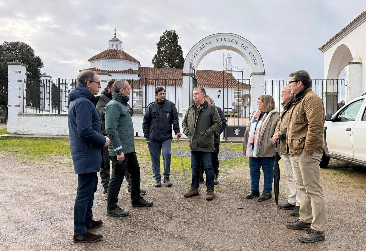 El alcalde de Pozoblanco, con personal municipal y miembros de la cofradía, este viernes en el santuario de La Jara.