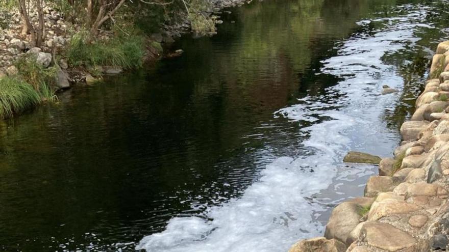 El Concello de Cruces alerta de un vertido en el río Deza