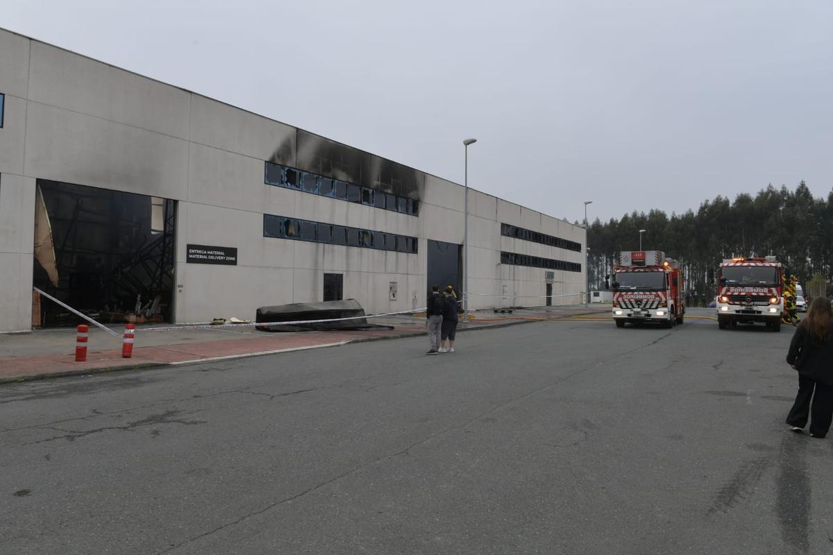 Un incendio destroza la nave de Trison en el polígono de Espíritu Santo