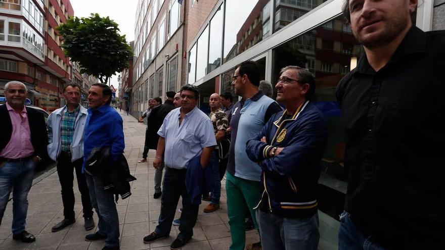 Algunos de los trabajadores despedidos de Montrasa, a la puerta del Juzgado.