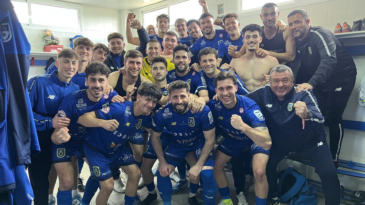 Los jugadores del Andratx festejan en el vestuario su victoria ante el Terrassa