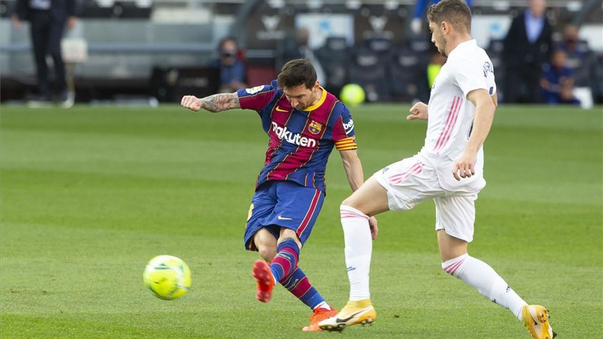 Messi, en un acción contra el Real Madrid en el clásico de la Liga (primera vuelta)