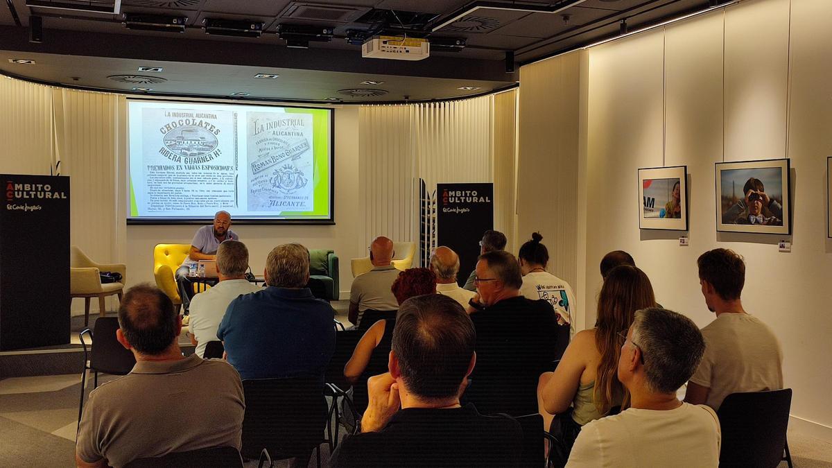 Un momento de la charla celebrada en el Ámbito Cultural de El Corte Inglés.