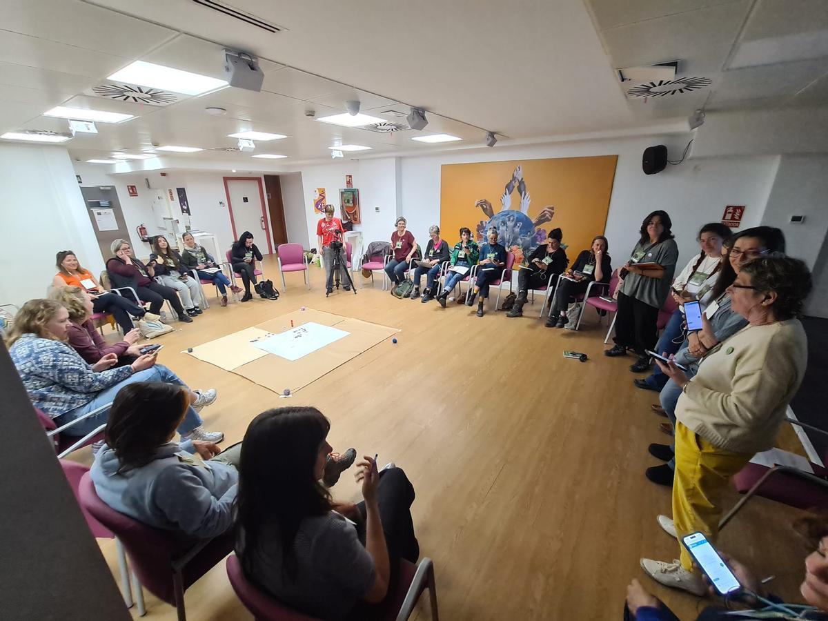 Las ganaderas intercambian impresiones sobre el sector en una reunión de trabajo.