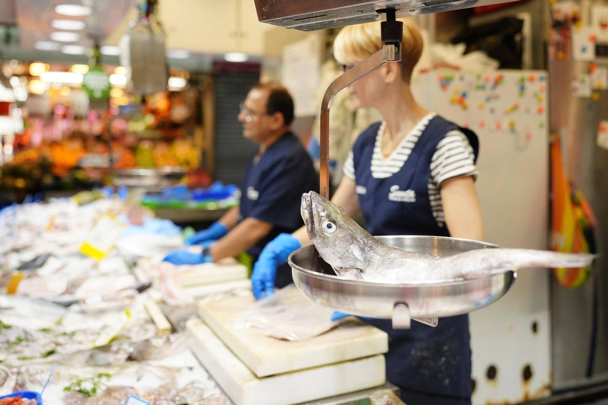 El consum de peix cau un 30% en una dècada i força el tancament de més de 5.000 peixateries a Espanya El consum de peix cau un 30% en una dècada i força el tancament de més de 5.000 peixateries a Espanya