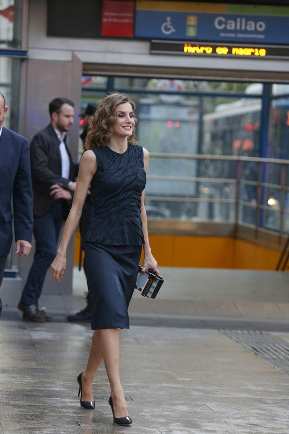 Letizia Ortiz con conjunto de Nina Ricci y zapatos de Magrit en Callao