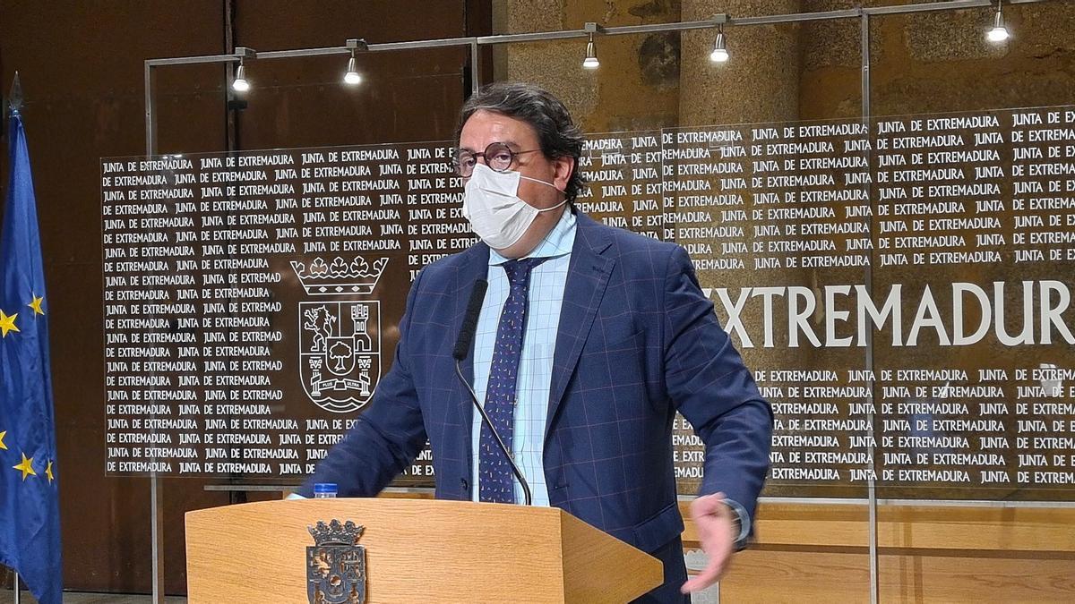 El consejero de Sanidad y Servicios Sociales, José María Vergeles, en rueda de prensa.