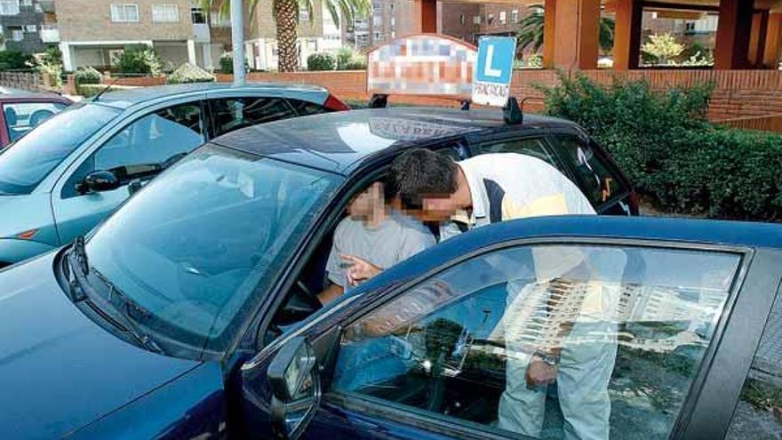 Un alumno de una autoescuela, durante una práctica