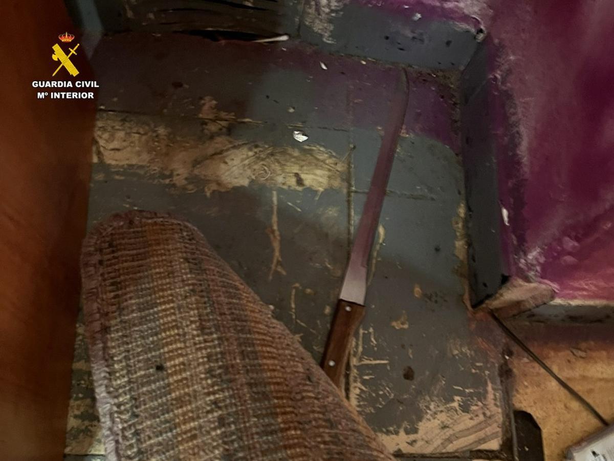 Cuchillo de grandes dimensiones hallado en la vivienda en la que se encontraba el presunto autor de la retención ilegal de al mujer en Callosa de Segura