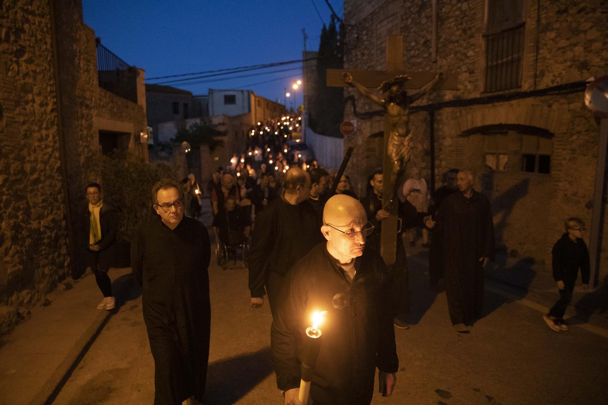 Peralada treu al Sant Crist Negre en processó invocant la pluja