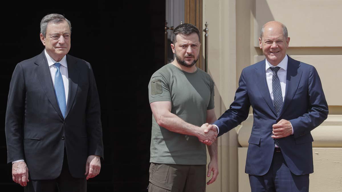 Kyiv (Ucrania), 16/06/2022.- El presidente ucraniano Volodymyr Zelensky (C) da la bienvenida al Primer Ministro italiano Mario Draghi (L) y al Canciller alemán Olaf Scholz (R) durante su reunión en el Palacio Mariinsky en Kyiv, Ucrania, el 16 de junio. 2022. El presidente francés Emmanuel Macron, el primer ministro italiano Mario Draghi y el canciller alemán Olaf Scholz llegaron en un tren nocturno de Polonia a Kyiv y se reunieron con el presidente ucraniano Volodymyr Zelensky, en un momento en que el país está presionando para ingresar a la UE. (Polonia, Ucrania) EFE/EPA/SERGEY DOLZHENKO