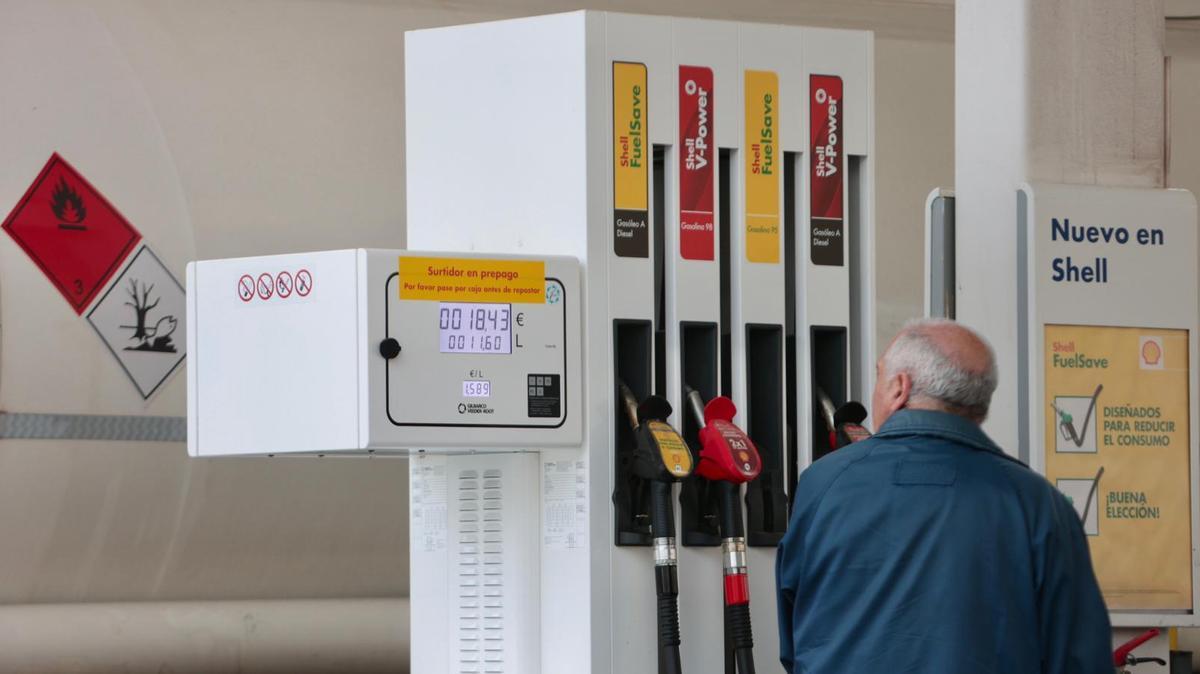 Un conductor repostando en una estación de servicio.
