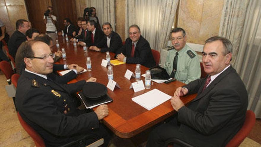 González Tovar, durante la firma de los convenios de colaboración con diez alcaldes de la Región