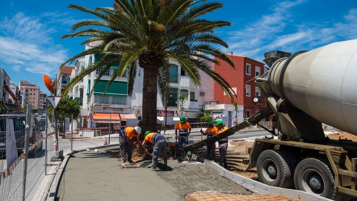 Operarios trabajan en la parcela de Fuente Nueva, en San Pedro, que albergará la zona de aparcamientos.