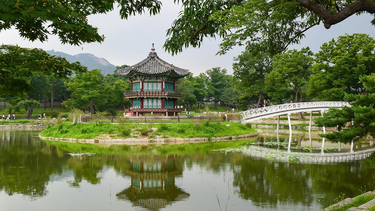 El pabellón Hyangwonjeong, en el palacio Gyeongbokgung de Seúl, refleja la armonía de la arquitectura palaciega coreana.