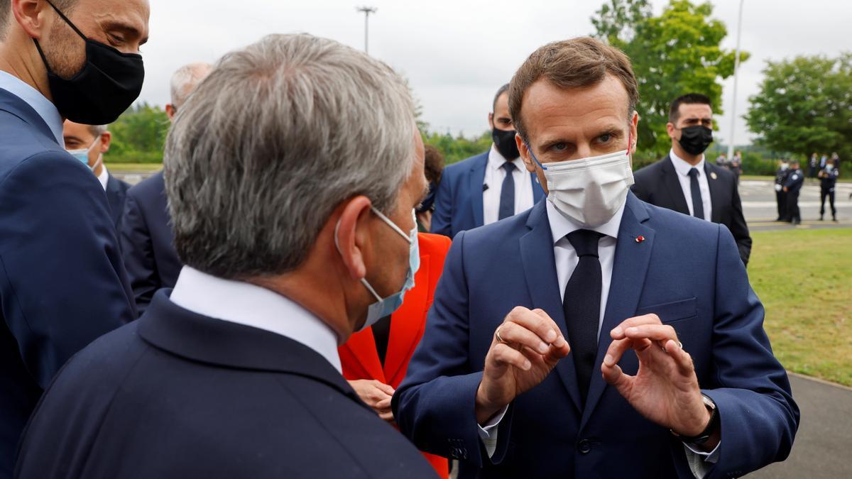 El presidente francés, Emmanuel Macron, habla con el presidente de la región Hauts-de-France, Xavier Bertrand, antes de visitar la factoría de Envision en Douai, este lunes.