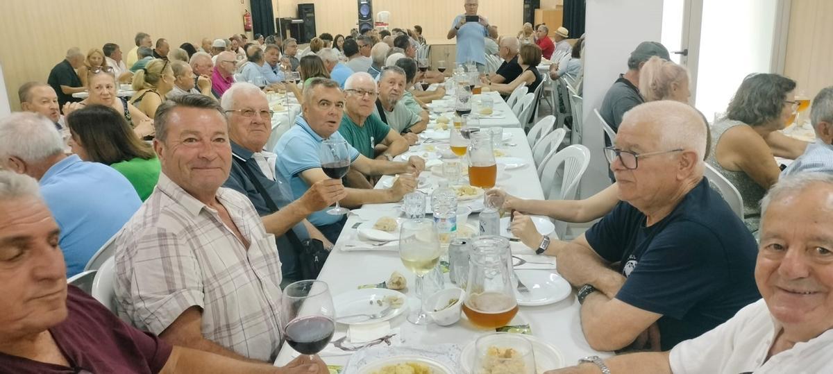 Una imagen de la comida por el décimo aniversario de la Asociación de Amigos del Huerto Urbano Puerta de Málaga.