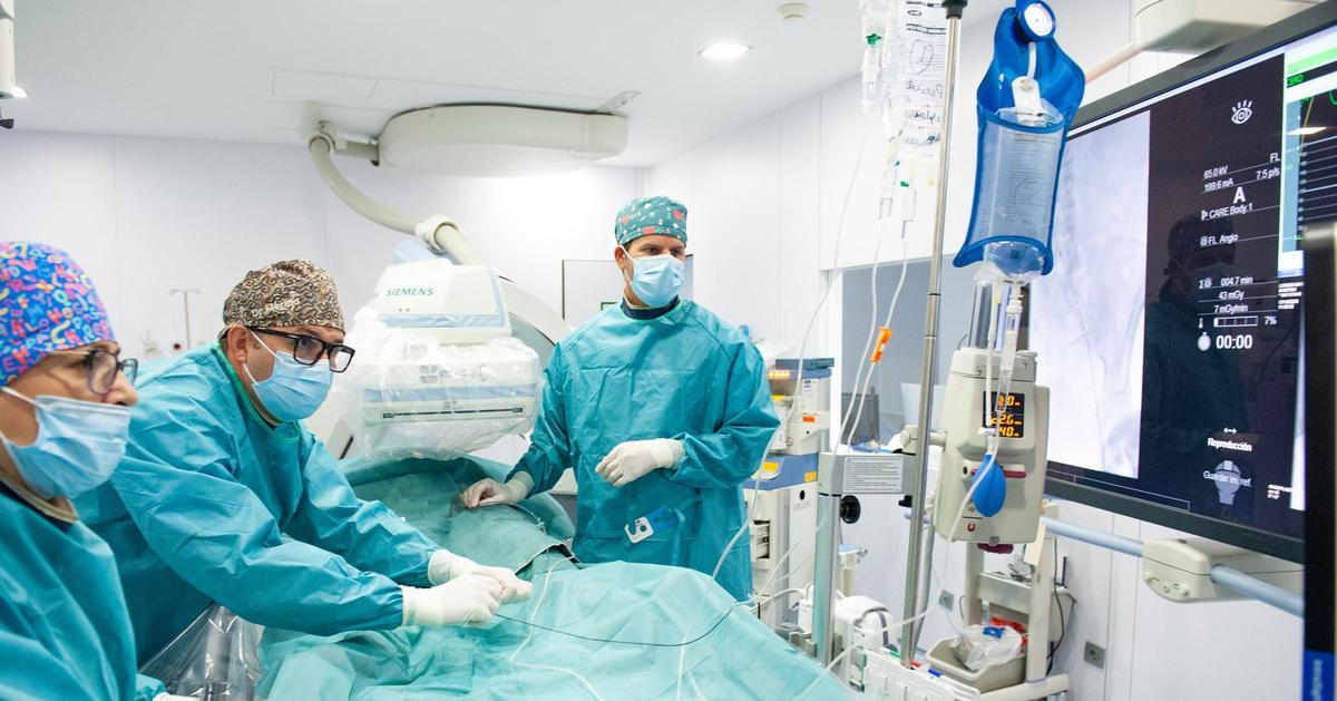 Los doctores Óscar Merino y Miquel Blanquer durante una intervención.