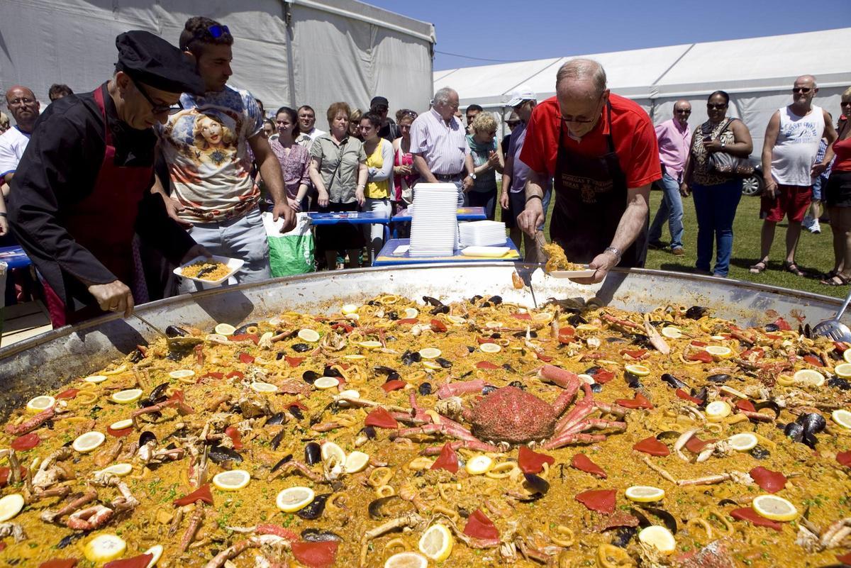 Participantes en la comida vecinal de las fiestas de San Juan de 2025 en El Arbeyal.