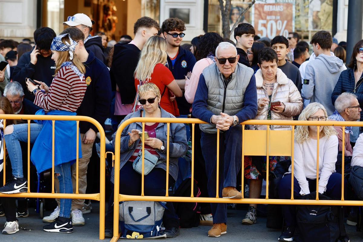La plaza del Ayuntamiento, a reventar para la mascletà del viernes 13 de marzo: el sol dispara el ambiente fallero