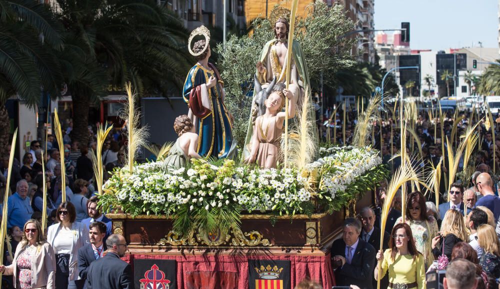 Las calles de Alicante se llenan de fieles en las procesiones del Domingo de Ramos