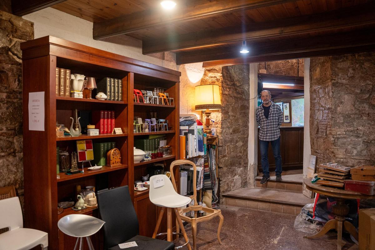 Liquidación por cierre en la tienda de muebles centenaria Casa Jornet, en el Gòtic