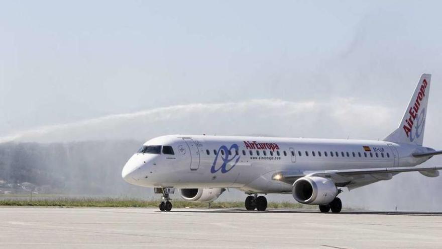 Mangueras bautizan el primer vuelo de Air Europa en Alvedro en junio de 2013.