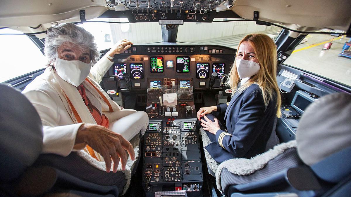 Bettina Kadner, primera mujer que tomó los mandos de un avión comercial en Europa, y Lourdes Carmona, piloto de Air Nostrum. | EDUARDO RIPOLL
