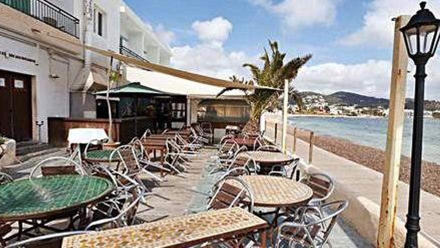 Una terraza sin actividad en la ciudad de Ibiza, en una imagen que se repite a lo largo y ancho de las Pitiusas.
