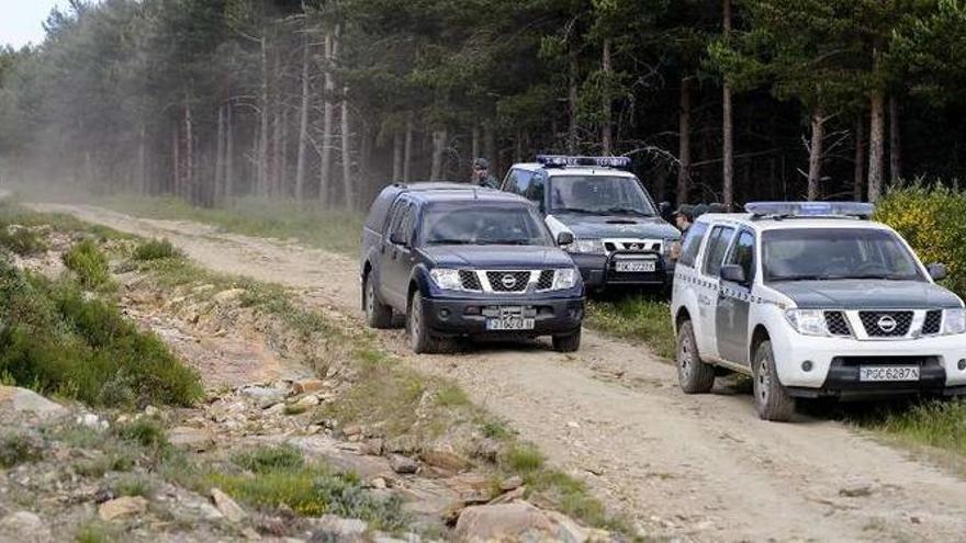 La Guardia Civil vigila el pinar donde apareció el vehículo, desde su avistamiento, el martes.