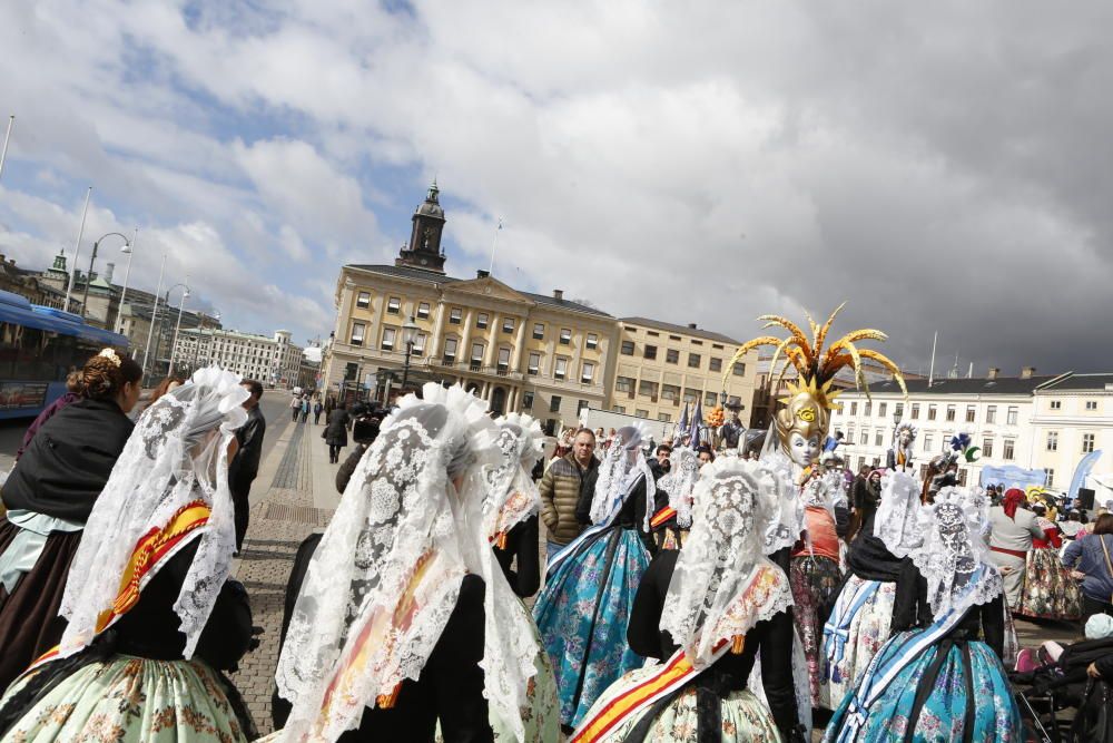 La música alicantina, el arroz, los trajes tradicionales triunfan en el desfile por Göteborg