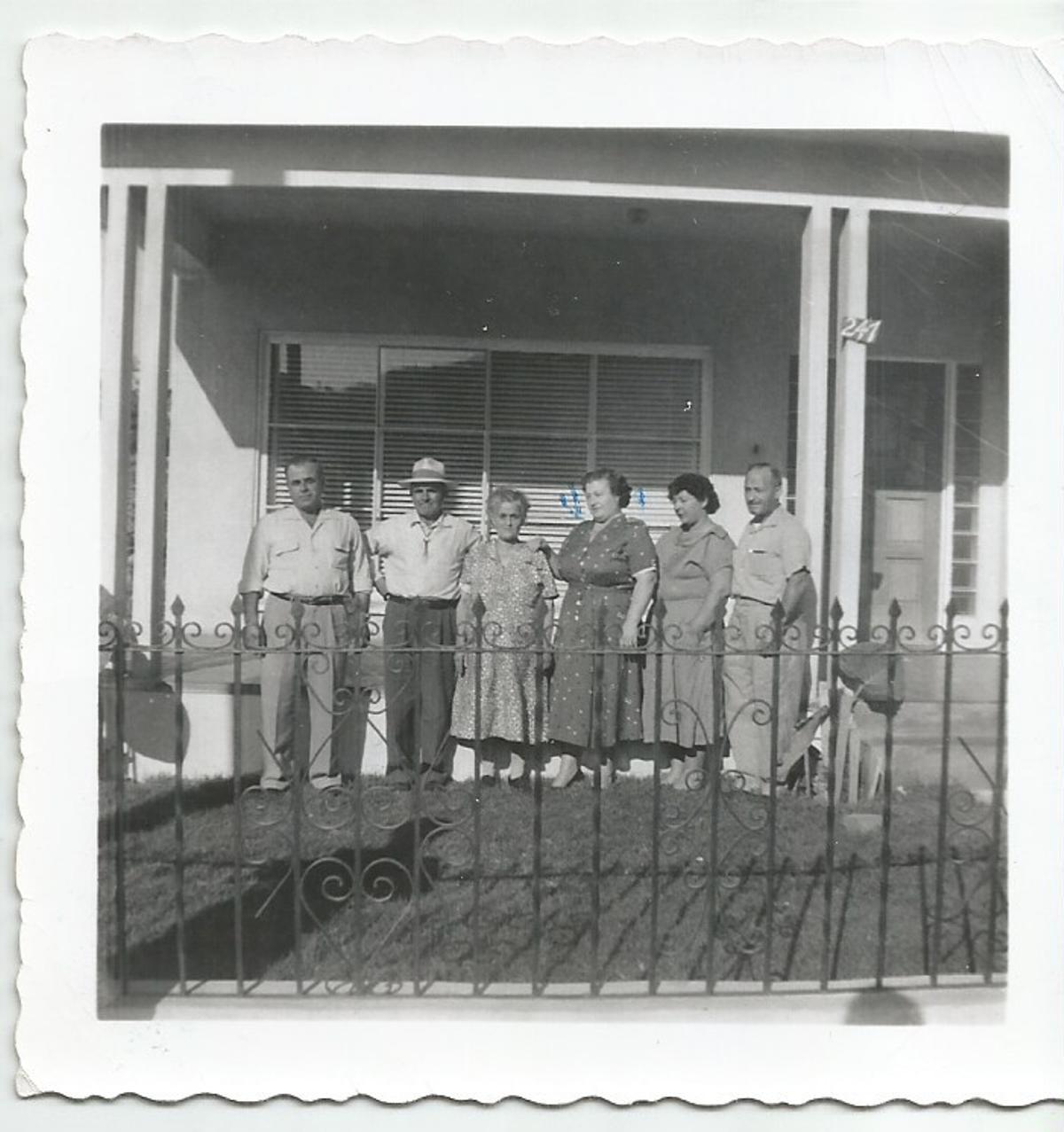 Algunos de los turolenses que emigraron a América, en Tijuana (México) en 1954.