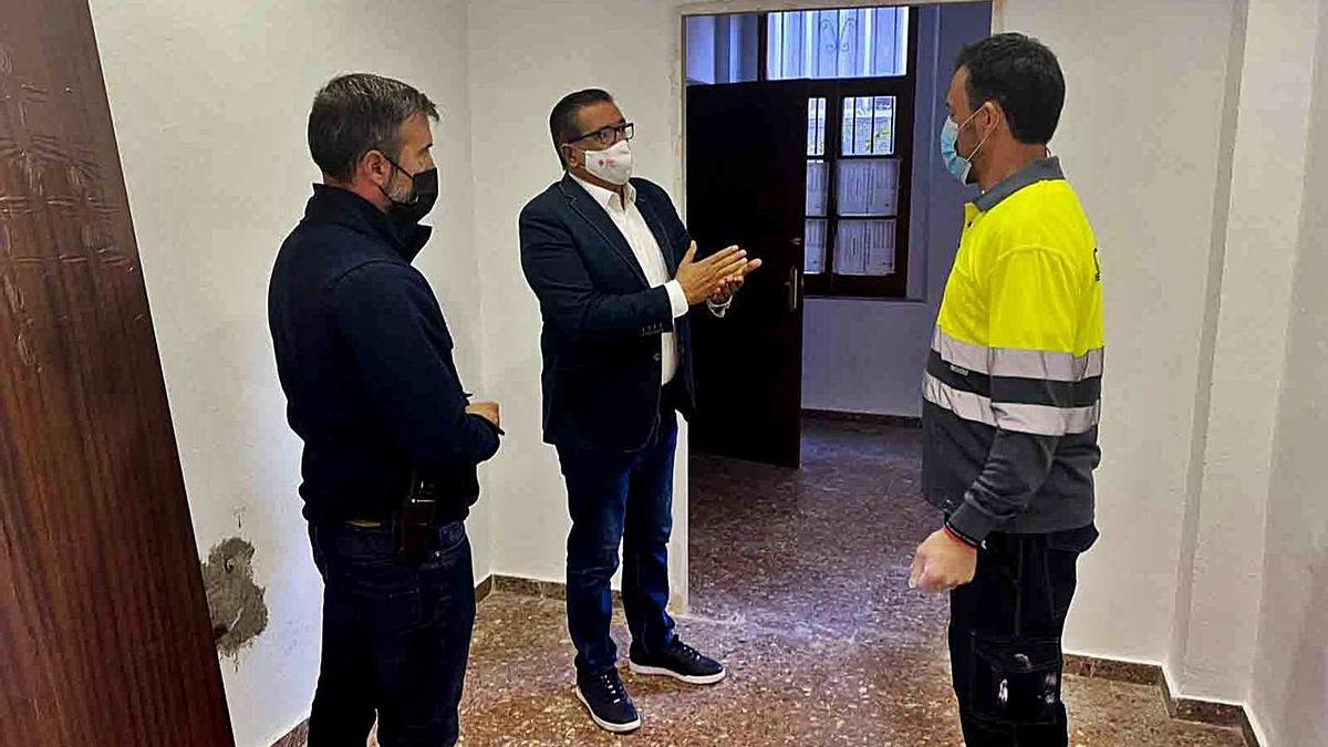 El concejal de Obres Municipals Manuel Cuesta visita las instalaciones cedidas junto a los técnicos | LEVANTE-EMV