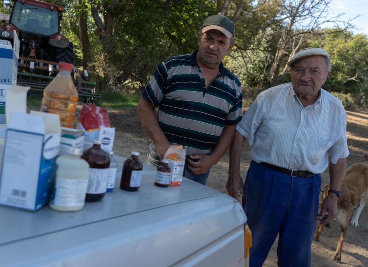 Ángel Corrales con su padre muestra los medicamentos y remedios para el tratamiento de la ganadería. | José Luis Fernández