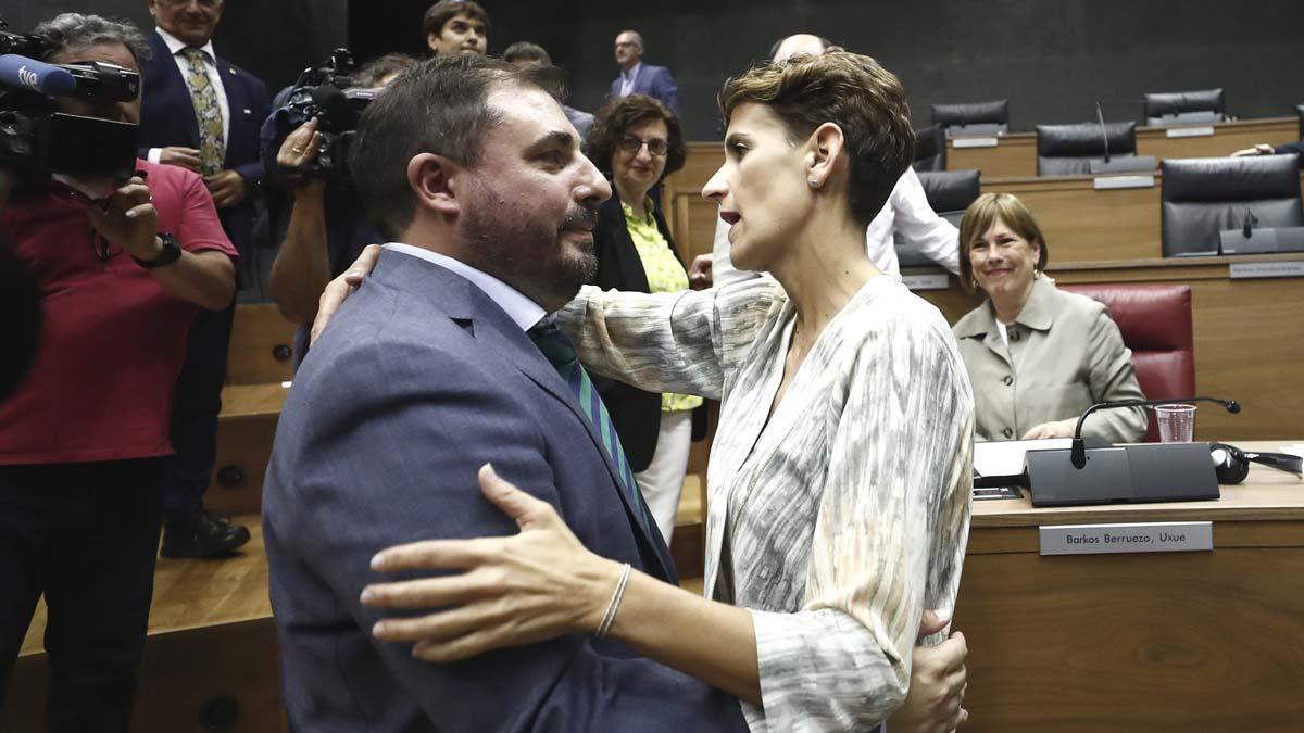 Unai Hualde (Geroa Bai), presidente del Parlamento de Navarra. En la foto, recibe el saludo de la socialista María Chivite.