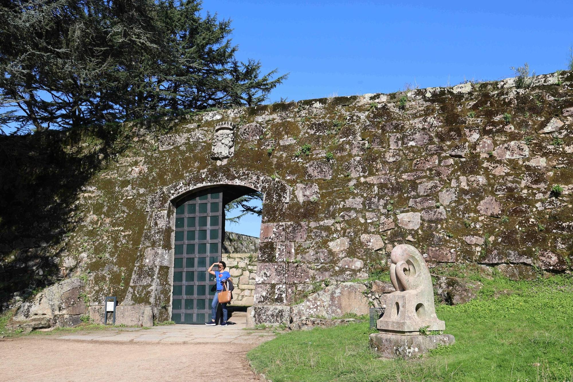 Los moradores de piedra de O Castro: una galería de arte al aire libre