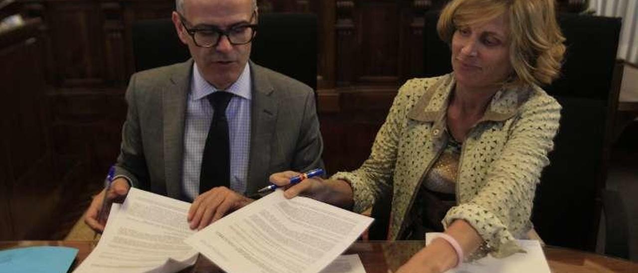 Jesús Vázquez y Nava Castro, ayer, en la firma de cesión. // Jesús Regal