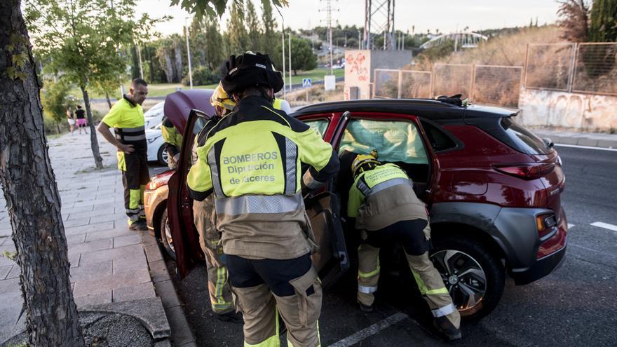 Dos heridos tras un accidente en la glorieta del Barceló V Centenario de Cáceres