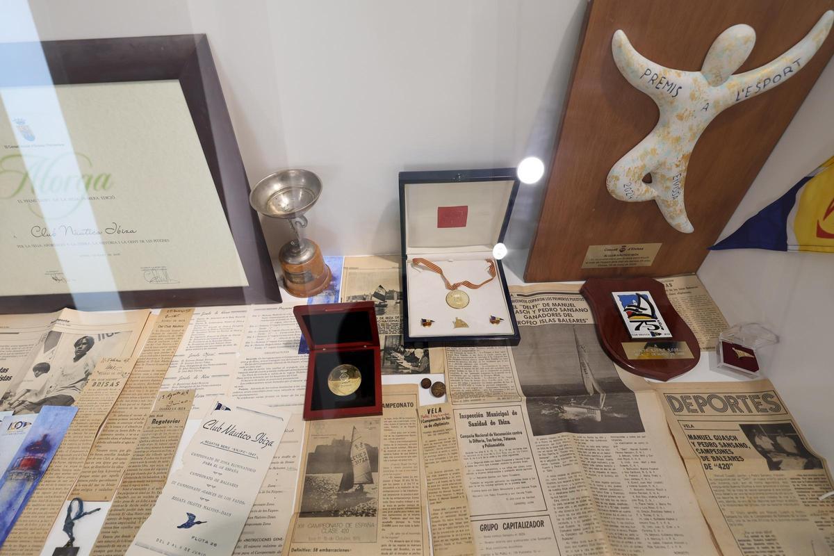 Recortes de prensa y reconocimientos al Club en la exposición de su centenario.