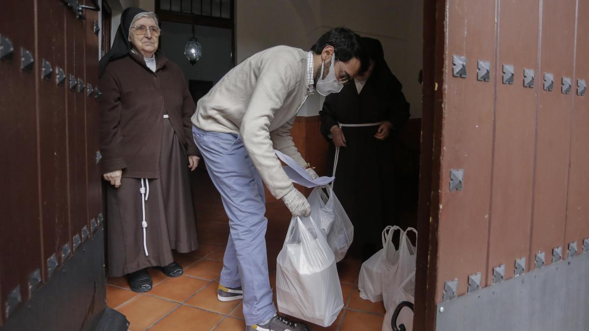 Imagen de una recogida de dulces durante la pandemia.