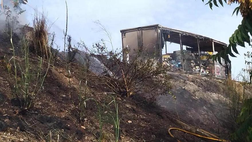Arde un camión que llevaba mercancías peligrosas en la AP-7 cerca de la salida de Ondara y provoca un atasco monumental