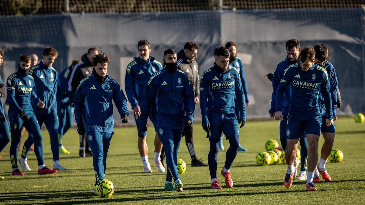 Los jugadores del Zaragoza, al principio del entreno de este viernes.
